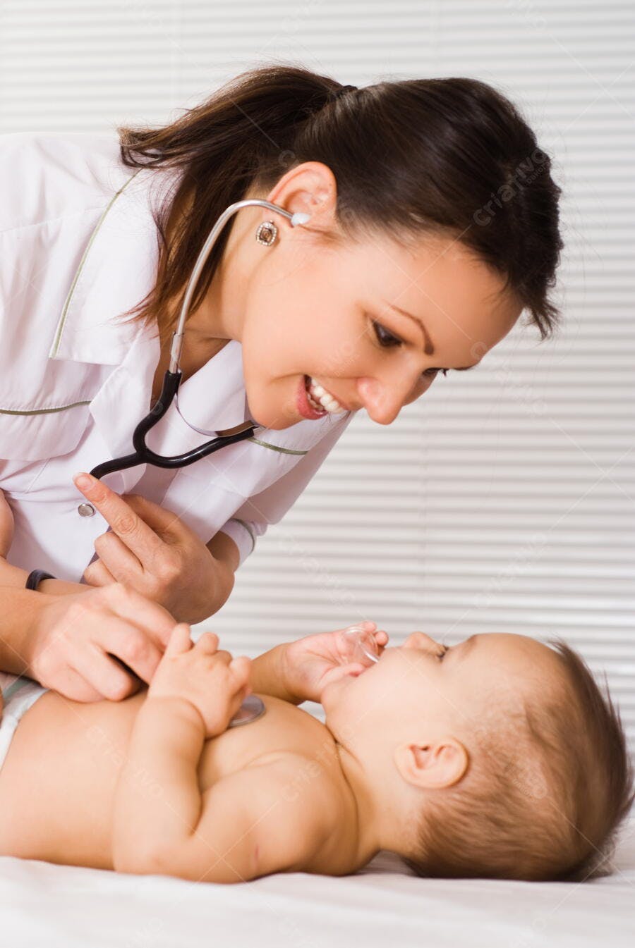 Médica examinando bebê com estetoscópio