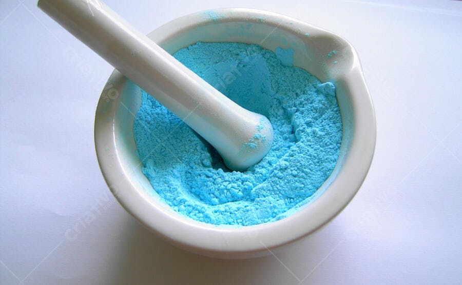 Pó azul claro em almofariz e pilão