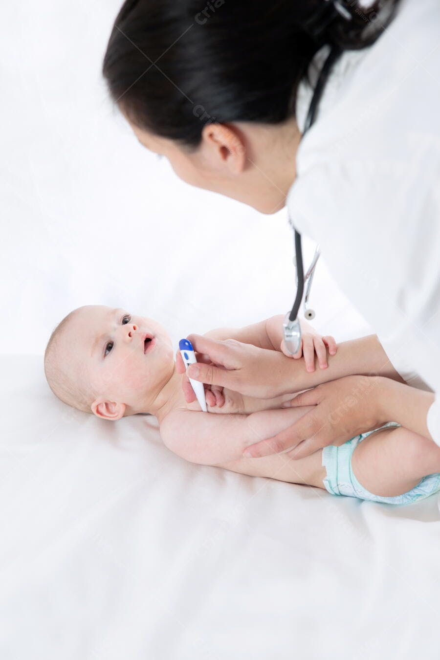 Médica examinando bebê com termômetro