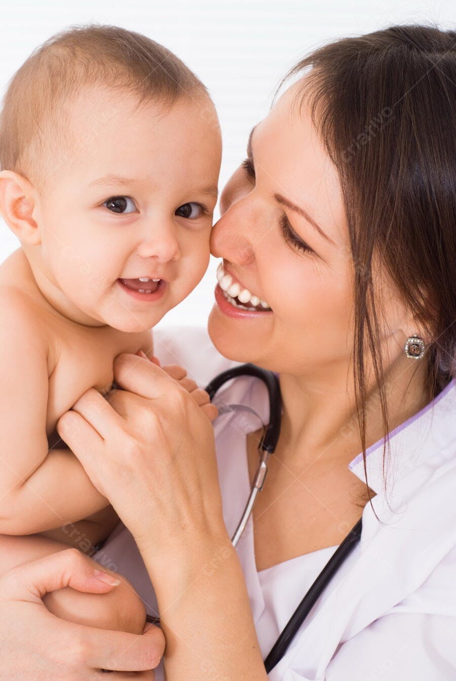 Bebê sorrindo com médica pediatra