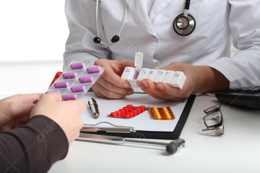Médica explicando medicação a paciente