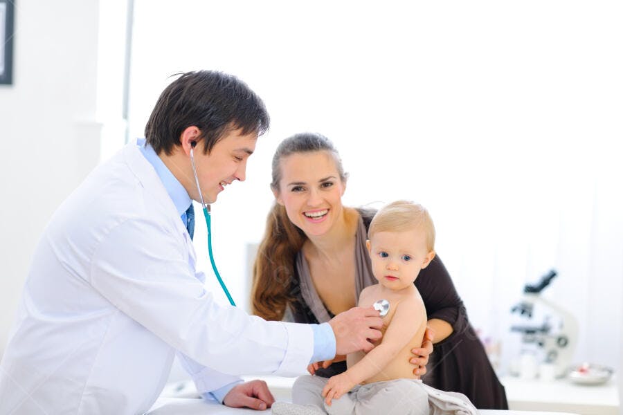 Bebê em consulta médica com mãe e pediatra