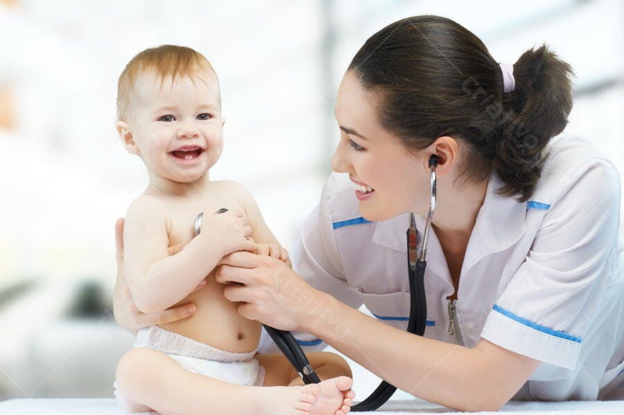 Bebê sorrindo com médica pediatria