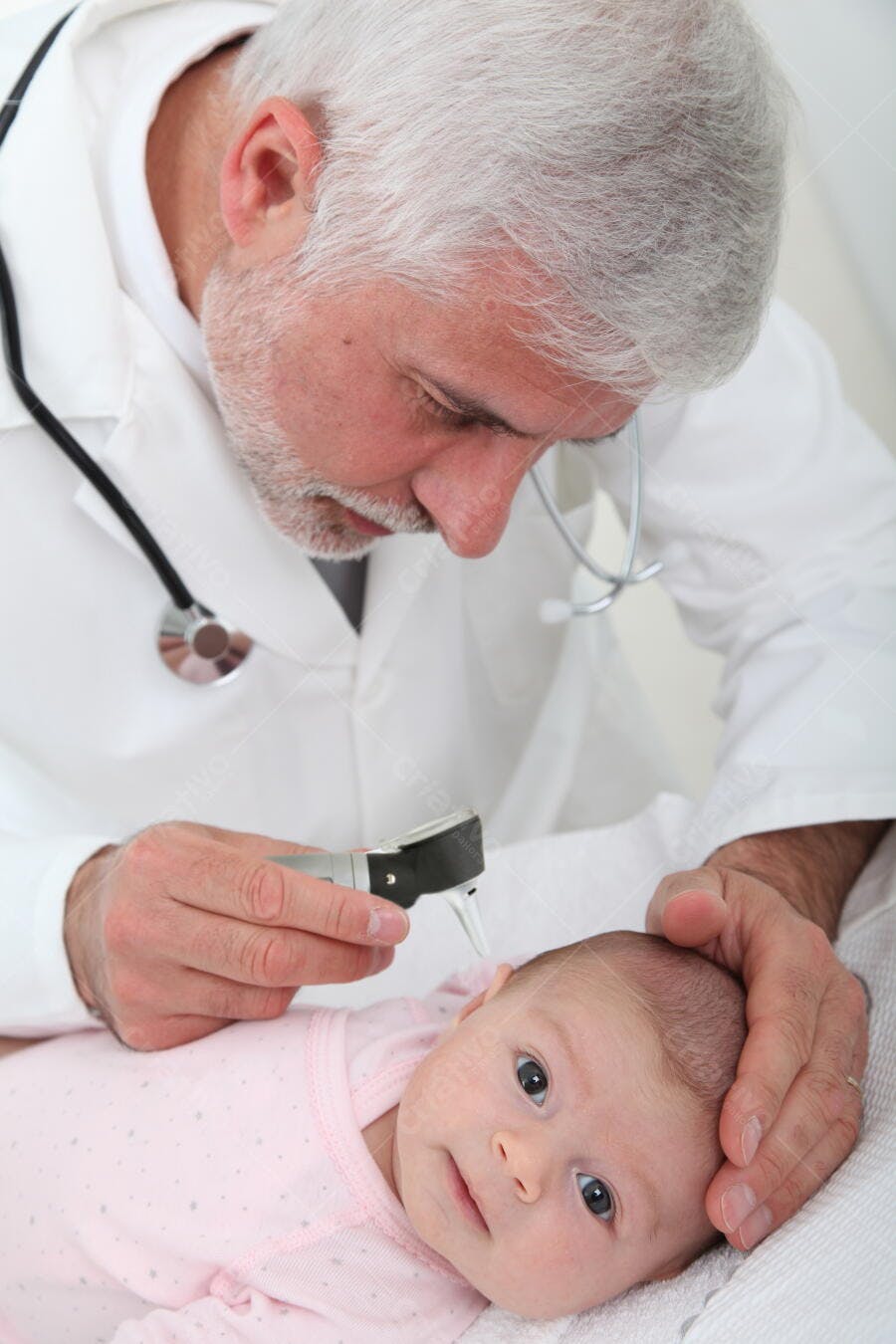 Bebê em consulta médica com otorrinolaringologista