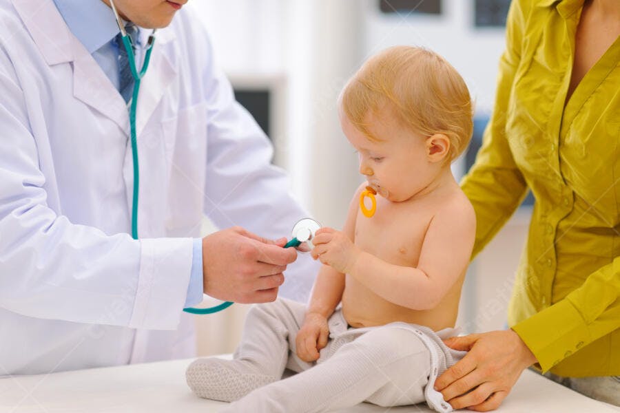 Bebê na consulta médica com estetoscópio
