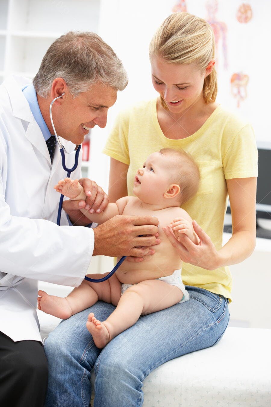 Bebê no exame médico com mãe e doutor
