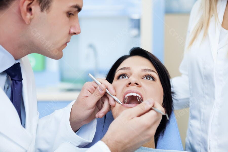 Consulta dentária mulher jovem dentista