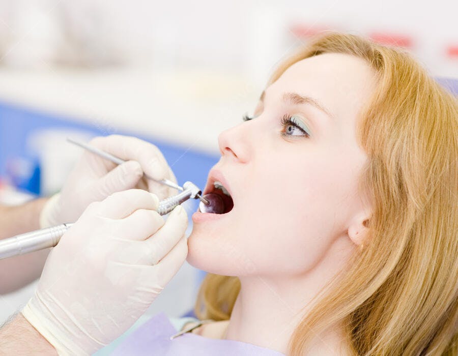 Consulta dentária mulher loira jovem