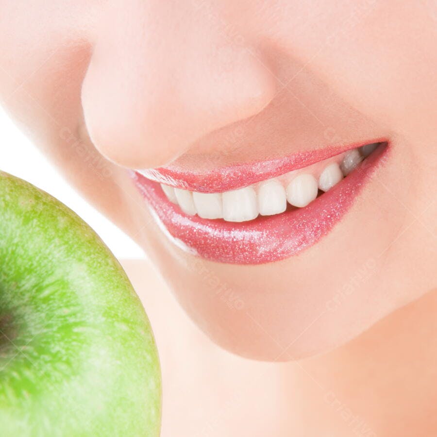 Sorriso saudável com maçã verde