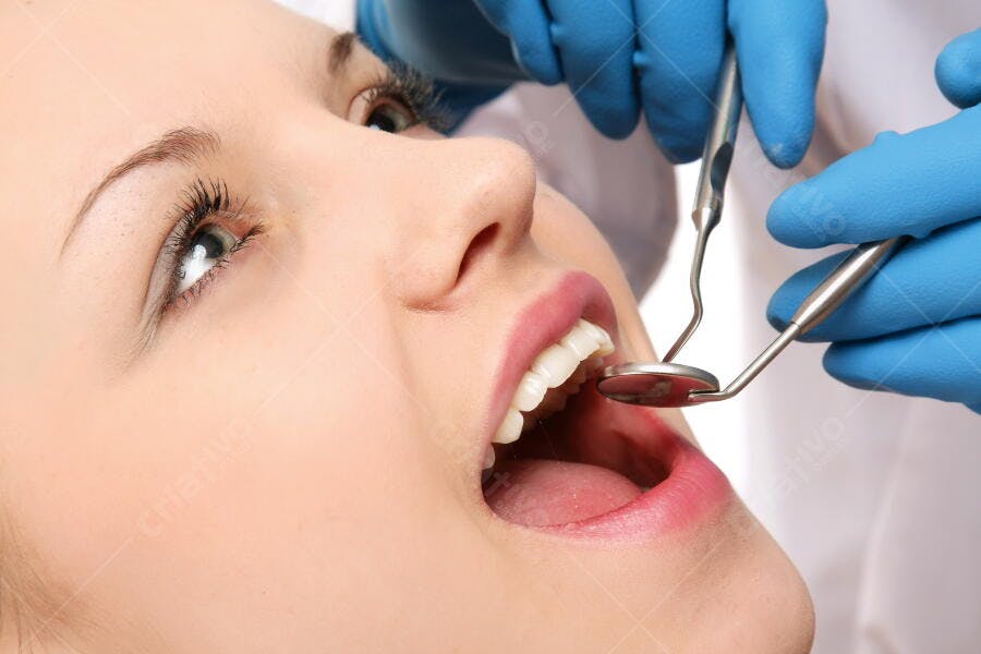 Exame dentário mulher jovem