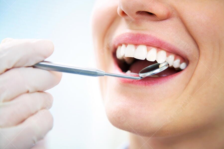 Exame dental com espelho bucal