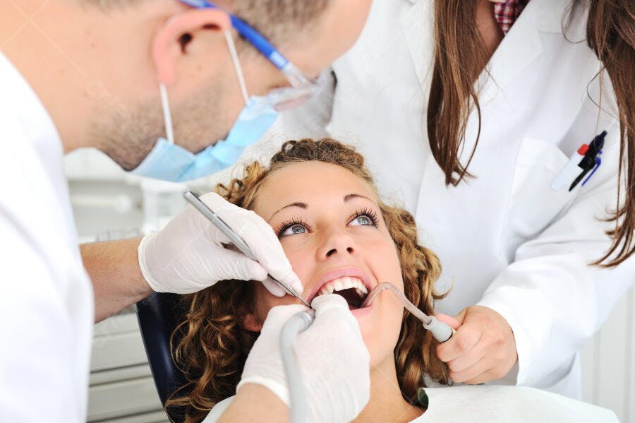 Consulta dentária jovem mulher dentista