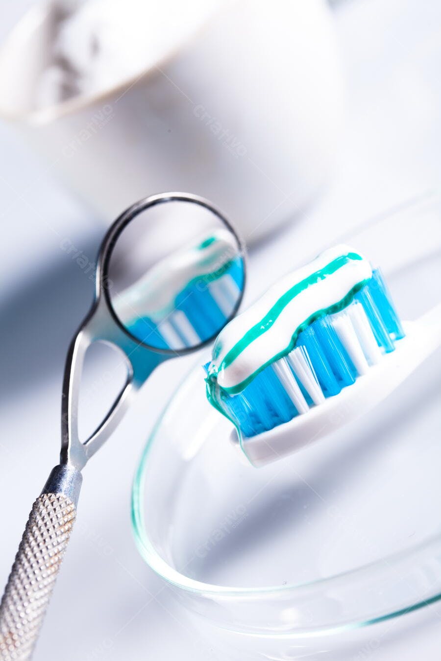 Escovação dental com pasta azul e branca