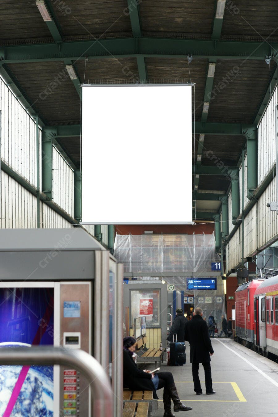 Painel em branco em estação de trem