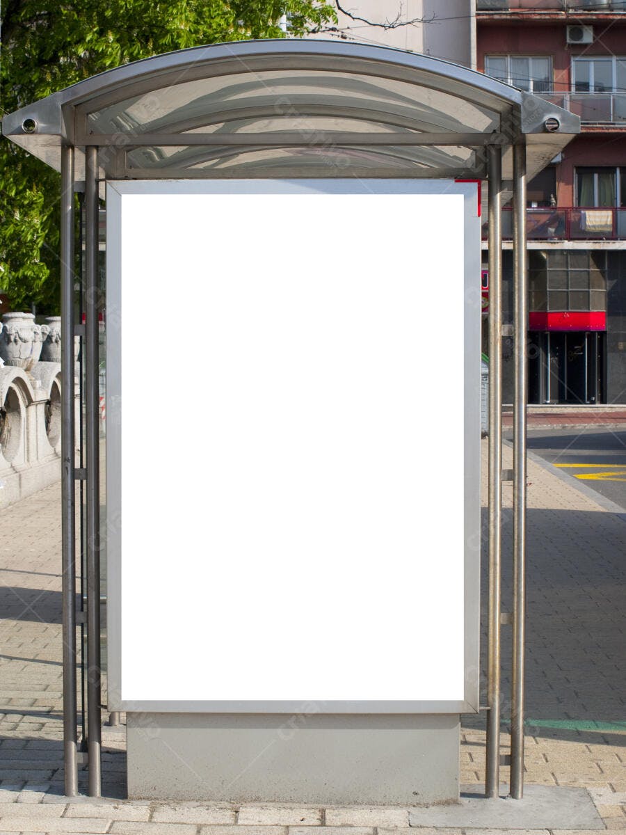 Painel branco em ponto de ônibus urbano