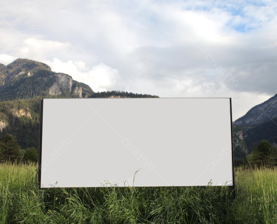 Outdoor Branco em Campo com Montanhas