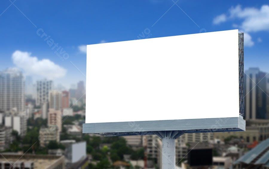 Outdoor Branco em Meio à Cidade