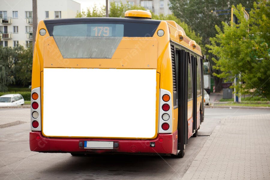 Ônibus amarelo com espaço para anúncio