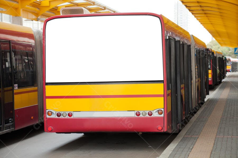 Ônibus com espaço para anúncio amarelo e vermelho