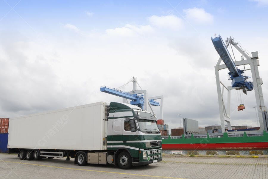 Caminhão de carga em porto de navios