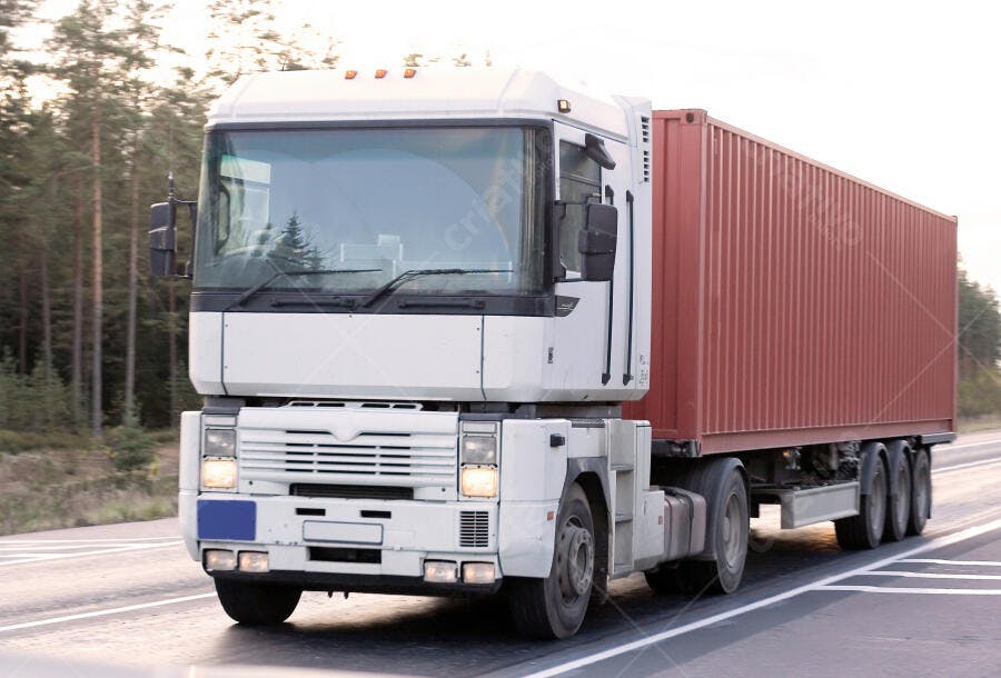 Caminhão branco transportando contêiner vermelho