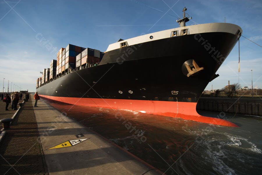 Navio cargueiro em porto ao sol