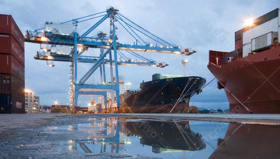 Navios cargueiros no porto ao entardecer