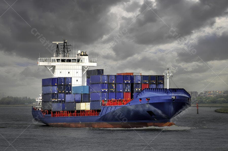 Navio cargueiro em alto mar sob céu nublado