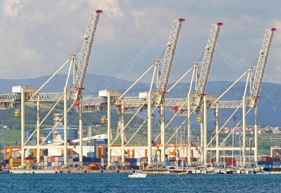 Guindastes de porto em dia ensolarado