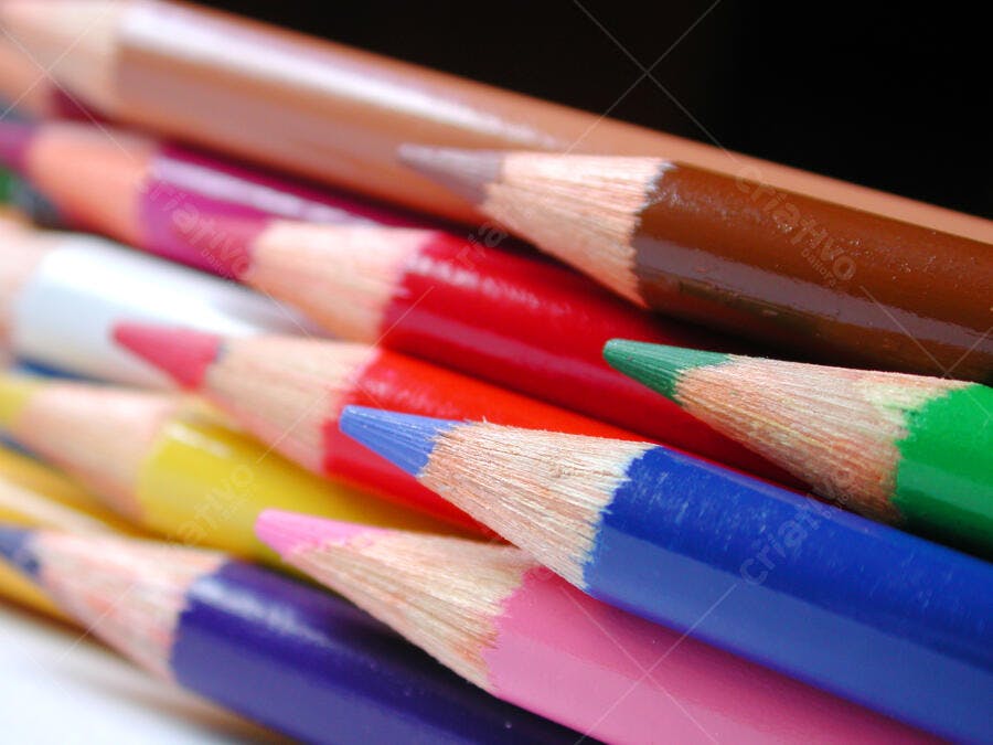 Lápis de cor coloridos empilhados