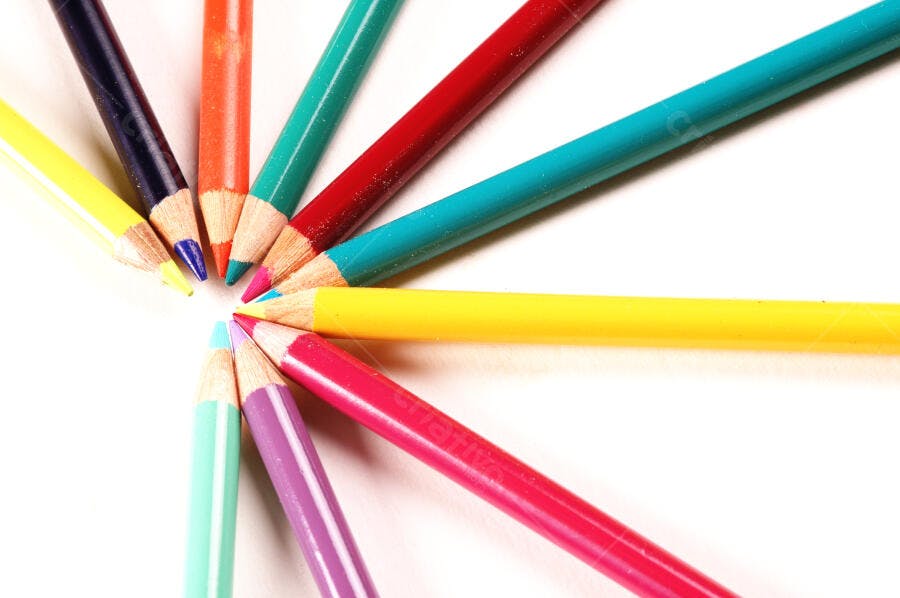 Lápis de cor coloridos em círculo