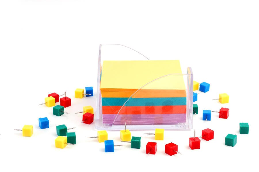 Bloco de notas coloridas com tachinhas