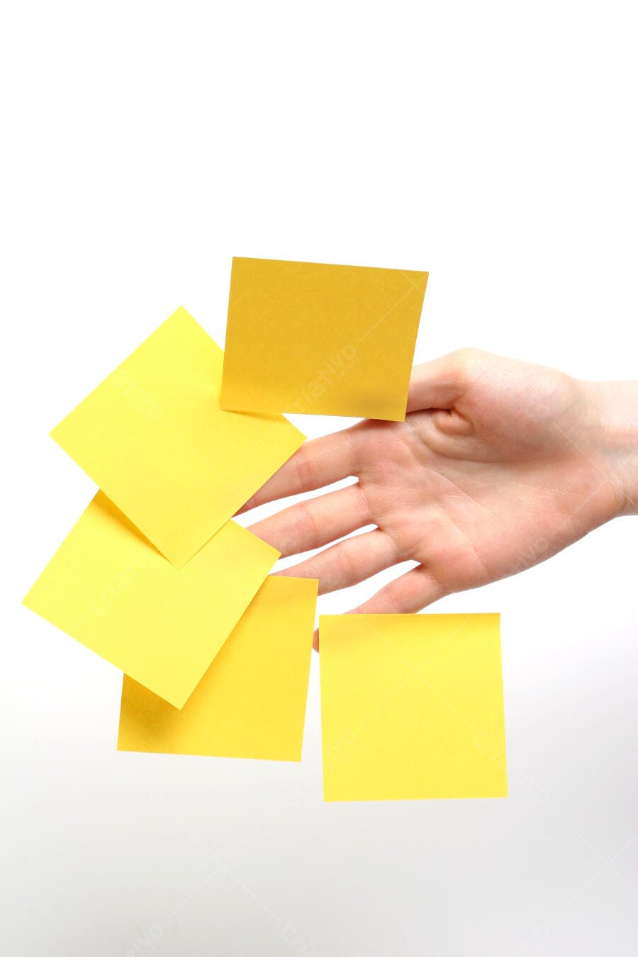 Mão segurando notas adesivas amarelas