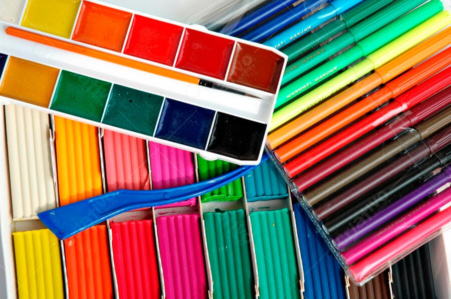 Caixa de materiais artísticos coloridos