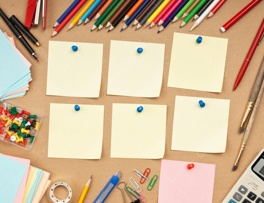 Post-its em mesa com materiais de escritório