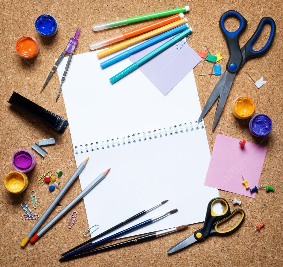 Caderno em branco com materiais escolares coloridos