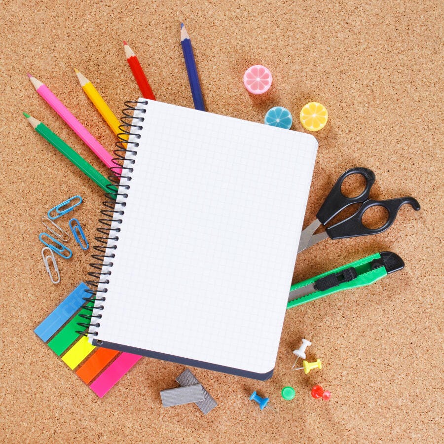 Caderno e materiais escolares coloridos