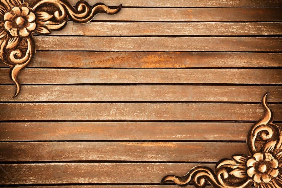 Moldura de madeira com detalhes dourados