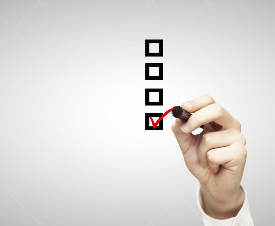Mão marcando checklist quadro branco