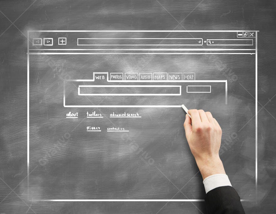 Mão desenhando layout de website em quadro negro