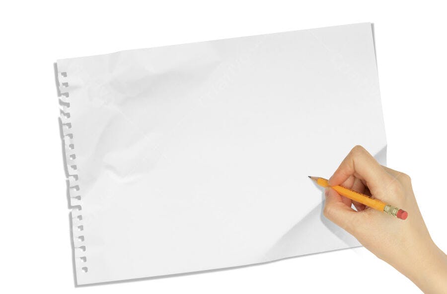 Mão escrevendo em papel branco amassado