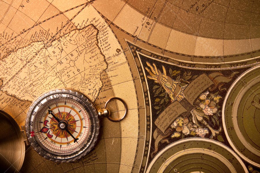 Bússola antiga sobre mapa vintage