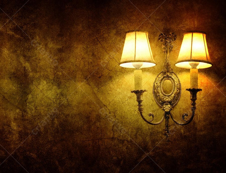 Castiçal dourado antigo em parede grunge