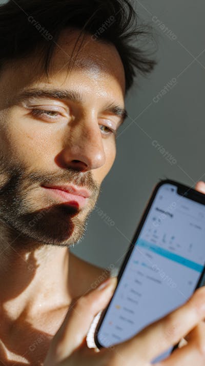 Close de homem verificando resultados de skincare no celular, com fundo suave e tom moderno