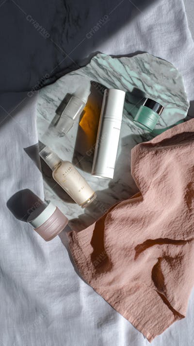 Flat lay elegante com mármore branco, linho suave e sombras em tons pastel, com clima de spa premium 