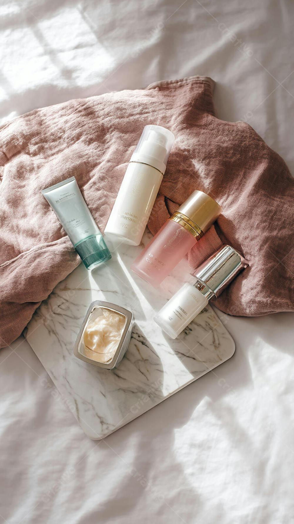 Flat lay elegante com mármore branco, linho suave e sombras em tons pastel, com clima de spa premium 