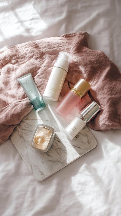 Flat lay elegante com mármore branco, linho suave e sombras em tons pastel, com clima de spa premium 