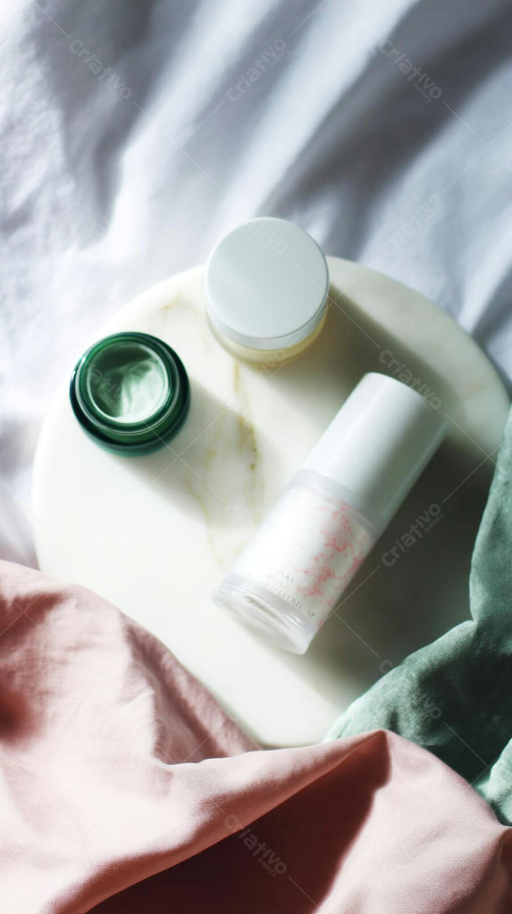 Flat lay elegante com mármore branco, linho suave e sombras em tons pastel, com clima de spa premium 