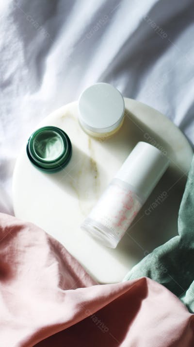 Flat lay elegante com mármore branco, linho suave e sombras em tons pastel, com clima de spa premium 