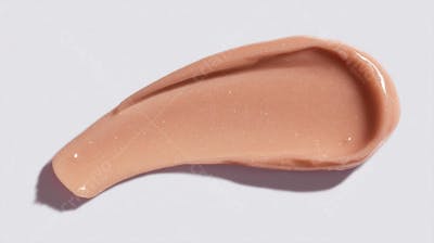 Macro de alta resolução de uma textura de creme sobre fundo branco, transmitindo limpeza e sofisticação 